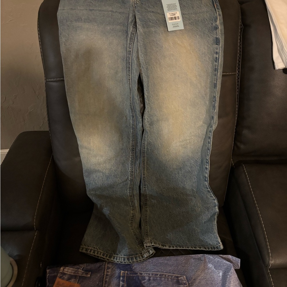 REVICE Classic Wide-Leg Women's Jeans in Light Blue - Picture 3 of 5